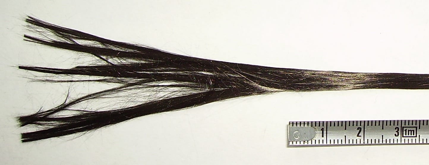 Nahaufnahme eines Kohlefaser-Materials mit Maßstab