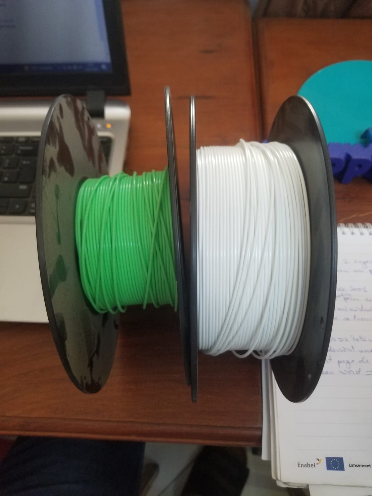 Filamentspulen in einem Makerspace