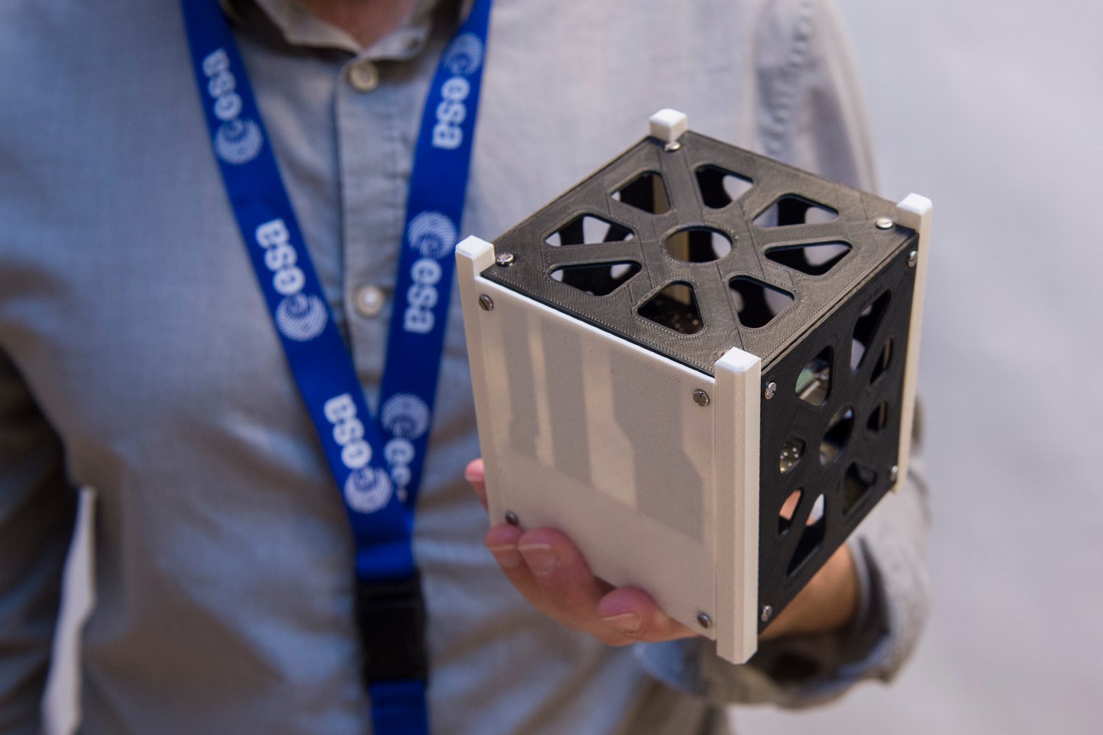 3D-gedruckter CubeSat-K&ouml;rper der ESA, durch dessen wei&szlig;e Seite dunkle leitf&auml;hige Bahnen sichtbar sind
