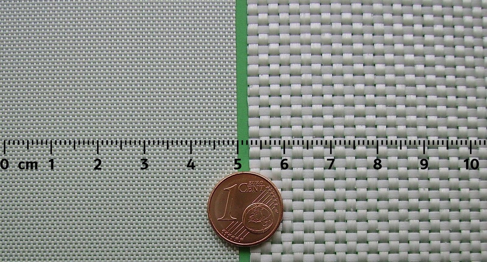 Zwei Glasfasergewebe mit unterschiedlichem Fl&auml;chengewicht, daneben ein Lineal und eine 1-Cent-M&uuml;nze als Ma&szlig;stab