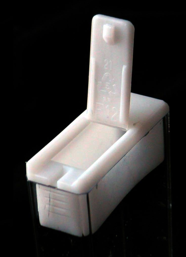 Ge&ouml;ffneter wei&szlig;er Klappdeckel einer Tic-Tac-Dose aus Polypropylen mit sichtbarem Filmscharnier und Recycling-Code 5
