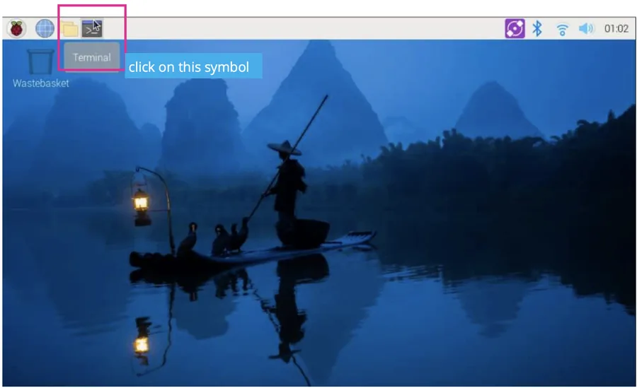 Desktop von Raspberry Pi OS, in der Taskleiste oben links ist das Terminal-Symbol markiert, daneben der Hinweis „click on this symbol“