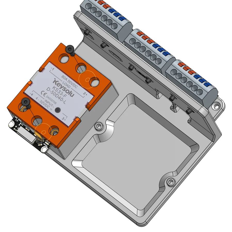 B47 von schräg oben, das orange Keysolu-Relais mit dem kleinen Relay Bricklet an der Unterkante wird mit zwei Schrauben befestigt, die Unterlegscheiben sind gelb umkreist