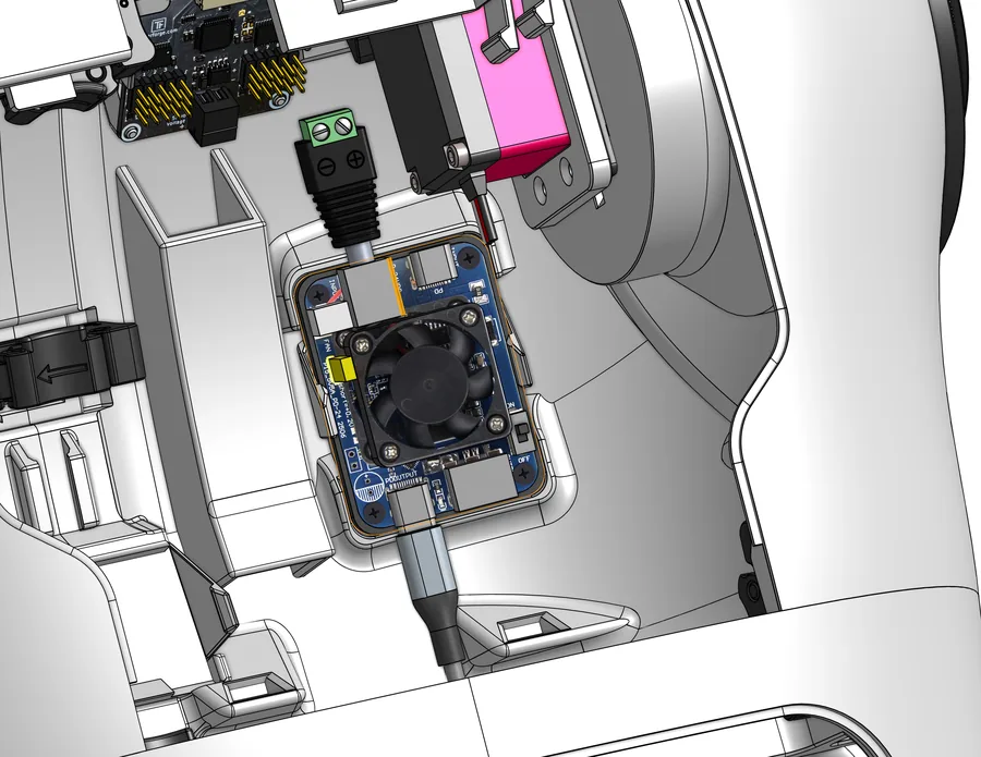 Wandler E28 mit Lüfter in seiner Halterung, oben der DC-Adapter mit grüner Schraubklemme, unten das USB-C-Kabel