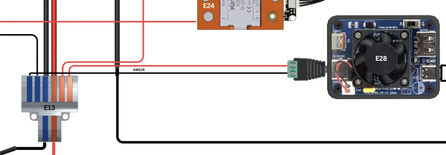 Schaltbild-Ausschnitt: von der Verteilerklemme E13 führt eine Leitung mit der Beschriftung AWG18 zum DC-Adapter am Wandler E28