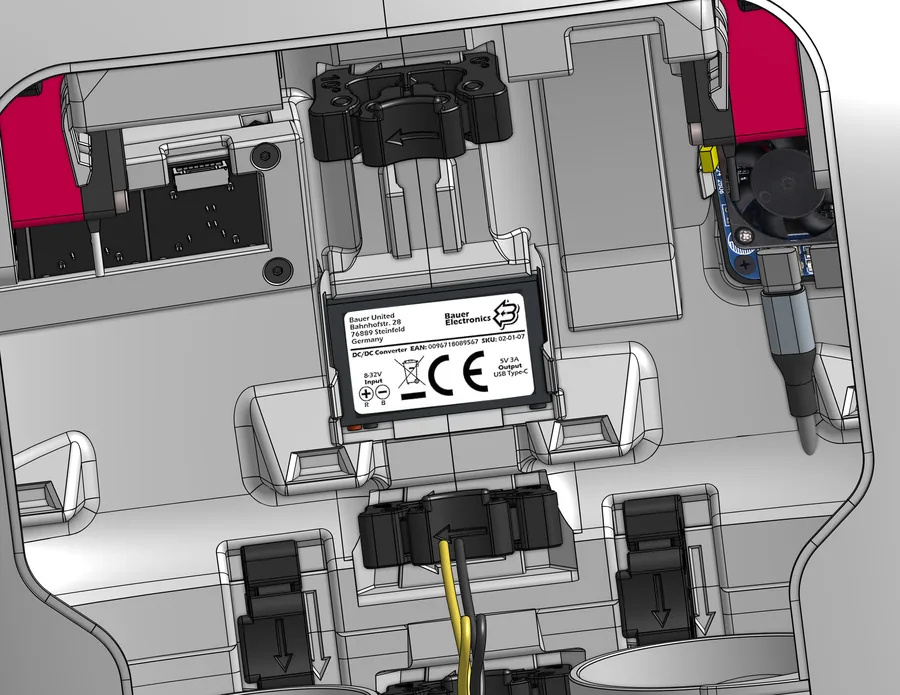 Wandler E33 von Bauer Electronics (DC/DC Converter, Eingang 8–32 V, Ausgang 5 V 3 A USB-C) in seinem Platz unter einer Steckklammer