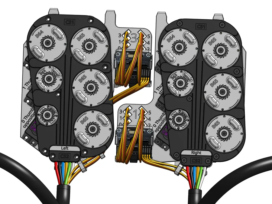 Zwei Servo-Arrays nebeneinander mit den Aufdrucken „Left“ und „Right“, dazwischen je ein Bricklet auf Halterungen mit den Ziffern 3 und 1, orange Servokabel