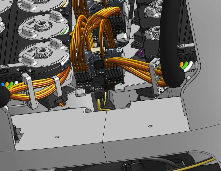Bricklet zwischen den Servo-Arrays, unten ein gelb-schwarzes Kabel in der Klemme „Servo Voltage“