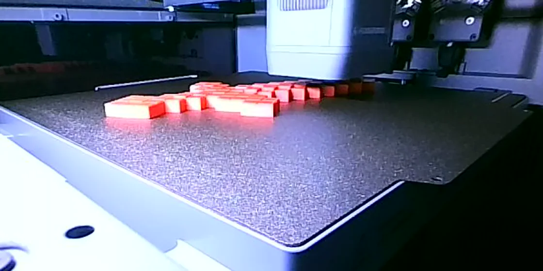 Das fertige rote Pixelschwert auf der Druckplatte, aufgenommen von der Innenkamera des Druckers